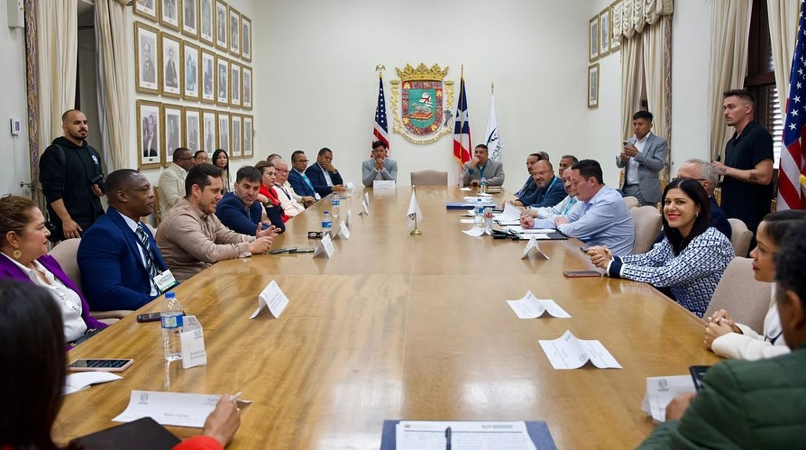 En la sede del Departamento de Estado de Puerto Rico 🇵🇷, ADOVA RD, representada por su presidente Manuel Tejeda y la directora ejecutiva Bra…